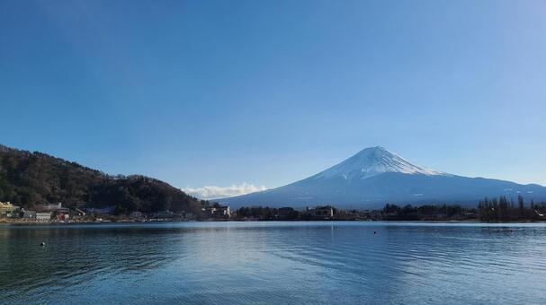 河口湖沿いで見える富士山 富士山,河口湖,湖の写真素材