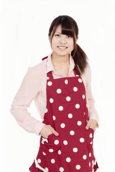 エプロン姿の女の子 エプロン姿の女の子の写真
