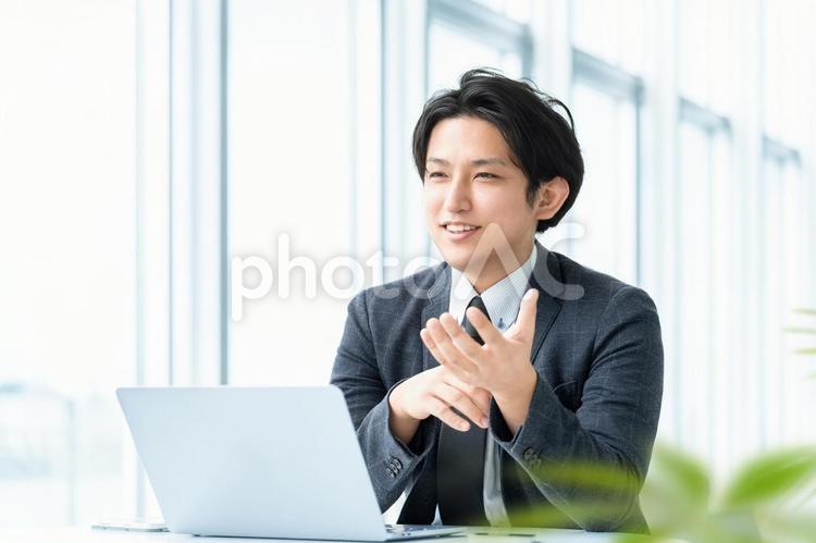 笑顔で対話をする男性ビジネスマン 男性,ビジネス,人物の写真素材