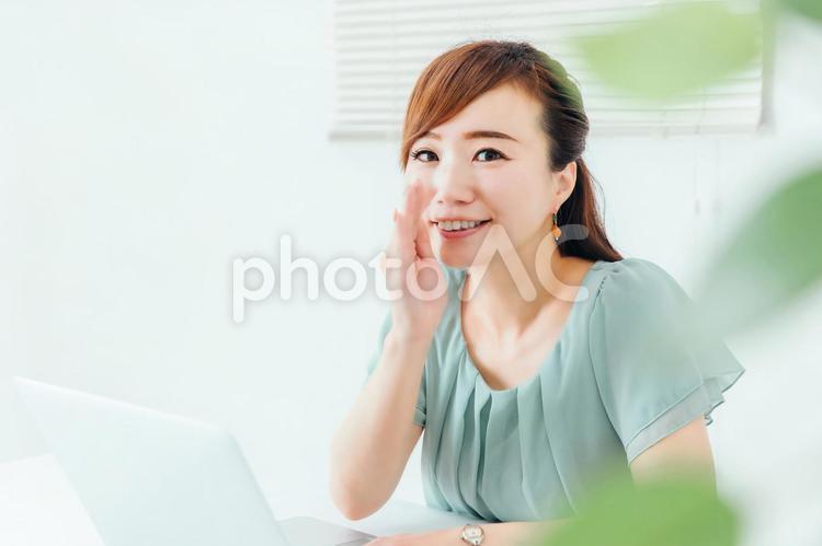 PCを使うビジネスウーマン 教える,女性,言うの写真素材