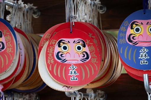 合格祈願や開運を願う達磨の絵馬が並ぶ光景 達磨,だるま,絵馬の写真素材