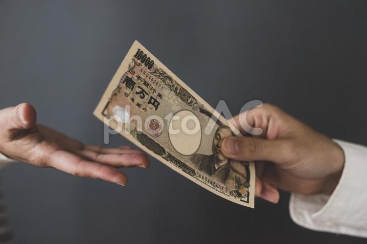 一万円札と人の手 人物,顔無し,お金の写真素材