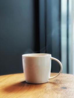 おしゃれカフェの丸テーブルの上のコーヒー おしゃれカフェの丸テーブルの上のコーヒーの写真