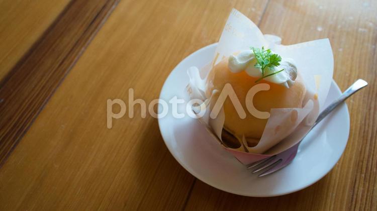 桃のケーキを全体で撮った写真 桃ケーキ,ケーキ,デザートの写真素材