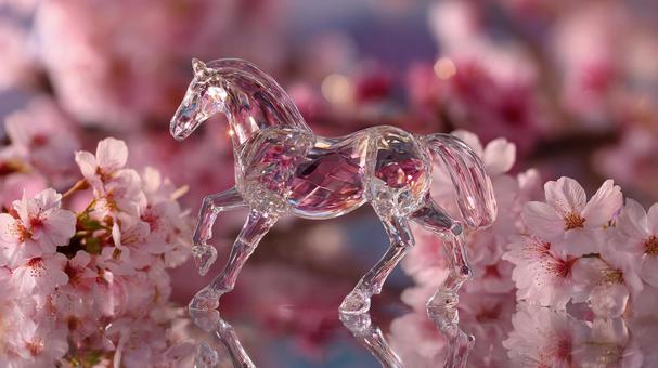 桜とクリスタルの馬の置物の写真
