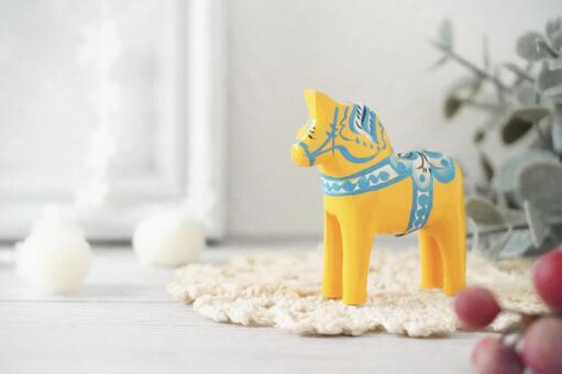 黄色のダーラナホース／午年年賀状素材 ダーラナホース,馬,オブジェの写真素材