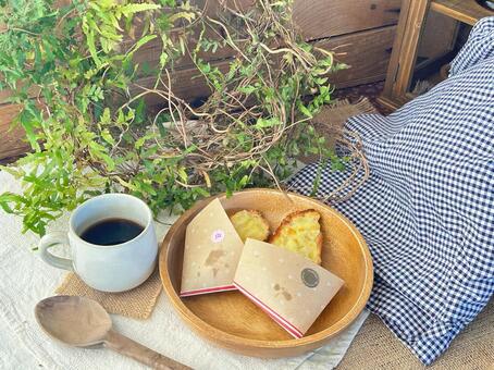 とろけるチーズを塗って焼いたバゲット バゲット,パン,チーズの写真素材