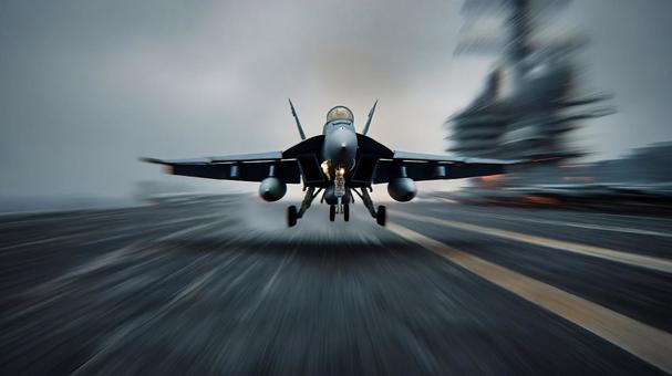 空母から離陸する戦闘機 空母から離陸する戦闘機の写真