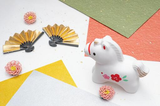 うまの置物と金扇子の華やかな正月イメージ うま,置物,干支の写真素材