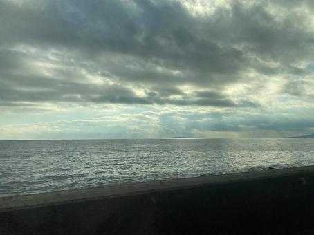 「雲間から差し込む光と海の景色」 「雲間から差し込む光と海の景色」の写真