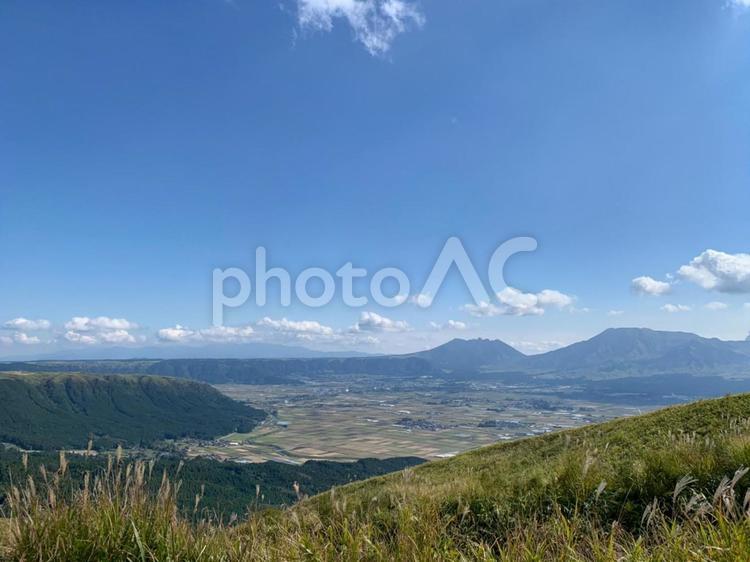 阿蘇の山々に囲まれた阿蘇地方のカルデラ盆地 阿蘇,阿蘇山,カルデラの写真素材