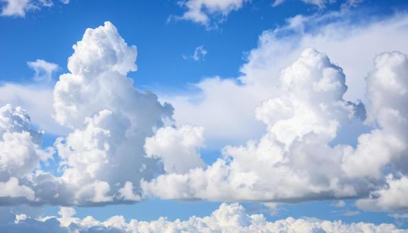 入道雲の広がる夏の青空 入道雲の広がる夏の青空の写真
