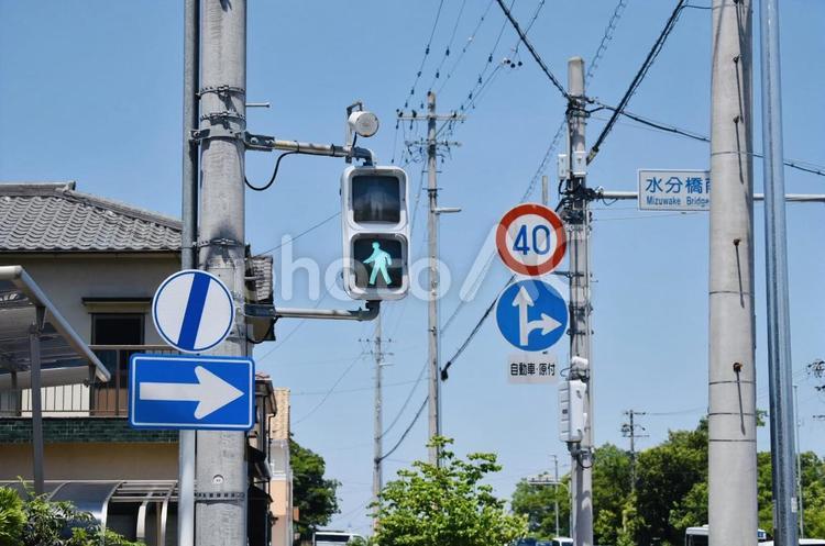 横断歩道と標識 横断歩道,標識,交通標識の写真素材