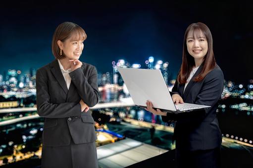 夜景とビジネスウーマン 夜景とビジネスウーマン ビジネスウーマン,残業,夜景の写真素材