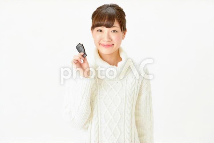 車のキーを持つ女性2 鍵,車,ドライブの写真素材