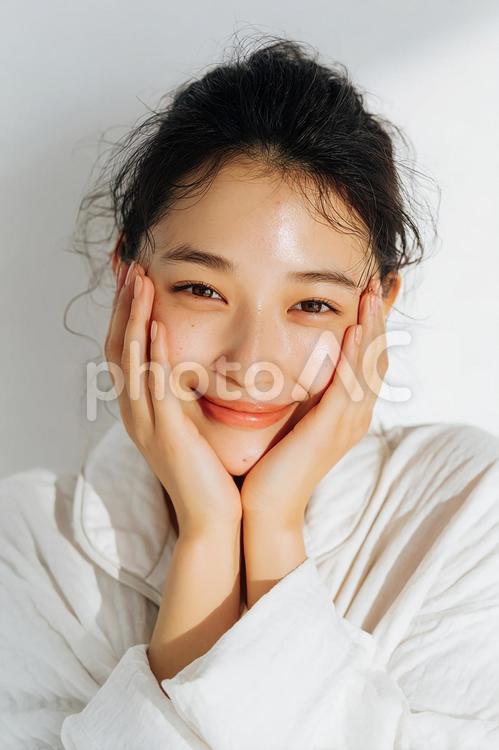 透明感のある肌とキュートな笑顔の女性 女性,アジア人,微笑みの写真素材
