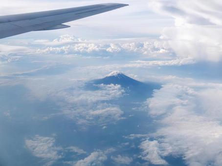 飛行機の窓から見た富士山と雲海の絶景 飛行機の窓から見た富士山と雲海の絶景 飛行機,旅客機,翼の写真素材