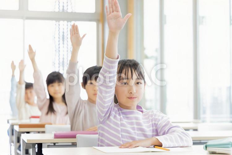 学習塾で勉強する小学生 小学生,塾,女性の写真素材