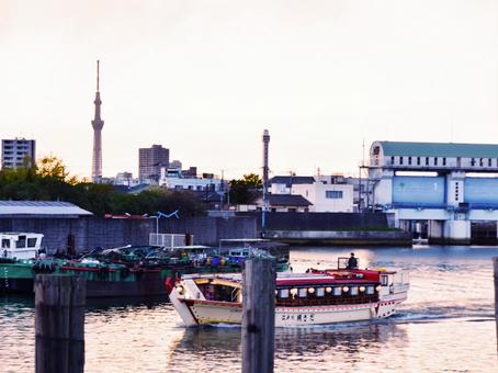 夕暮れの川を行く屋形船 夕暮れの川を行く屋形船の写真
