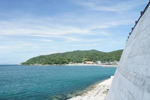 海沿いの景色 海沿いの景色 海,山,コンクリートの写真素材