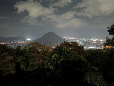 山と雲と美しい夜景（青ノ山山頂展望台） 青ノ山山頂展望台,夜景,香川県の写真素材
