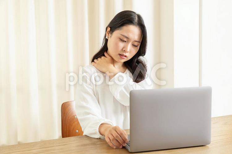 肩の痛みを感じるアジア人女性02 女性,肩,痛いの写真素材