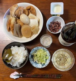 あきたこまちご飯に肉入りおでんなどの夕食 あきたこまちご飯に肉入りおでんなどの夕食 夕食,ご飯,あきたこまちの写真素材