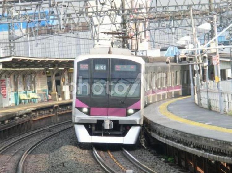 駅から見た東武伊勢崎線の車両 東武,伊勢崎線,東急の写真素材