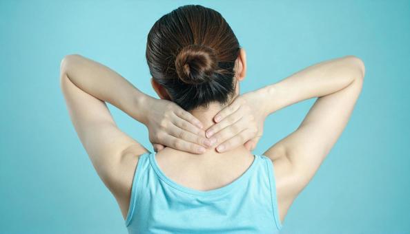 寝違えて首痛に苦しむ女性 寝違えて首痛に苦しむ女性の写真
