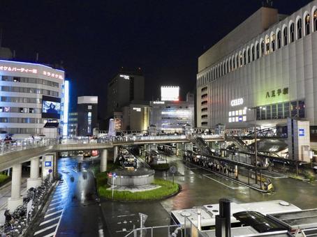 雨の夜のJR八王子駅前 雨の夜のJR八王子駅前 八王子駅,八王子市,セレオ八王子の写真素材