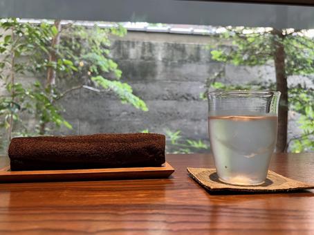 カウンターに置いた冷たい水とおしぼり カウンターに置いた冷たい水とおしぼり 水,冷たい,露の写真素材