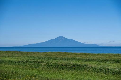 日本海越しに望む利尻岳の雄大な姿 日本海越しに望む利尻岳の雄大な姿 利尻岳,利尻山,砂浜の写真素材