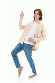 カメラ目線で踊る若い外国人男性 男性,踊る,ポーズの写真素材