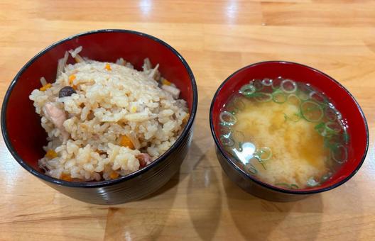 かやくご飯とお味噌汁 かやくご飯とお味噌汁 サイドメニュー,ご飯セット,お味噌汁の写真素材