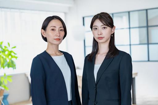 スーツを着た女性2人 スーツを着た女性2人 ビジネス,転職,屋内の写真素材