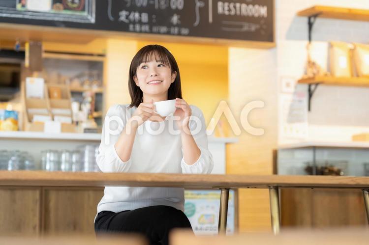 カフェでくつろぐビジネスウーマン カフェ,女性,ビジネスウーマンの写真素材