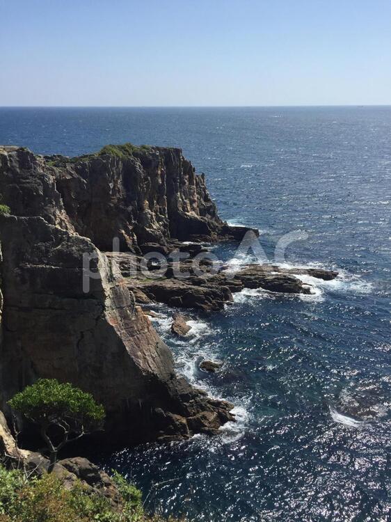 和歌山県の三段壁から眺める断崖絶壁の岩と海 旅行,空,青空の写真素材
