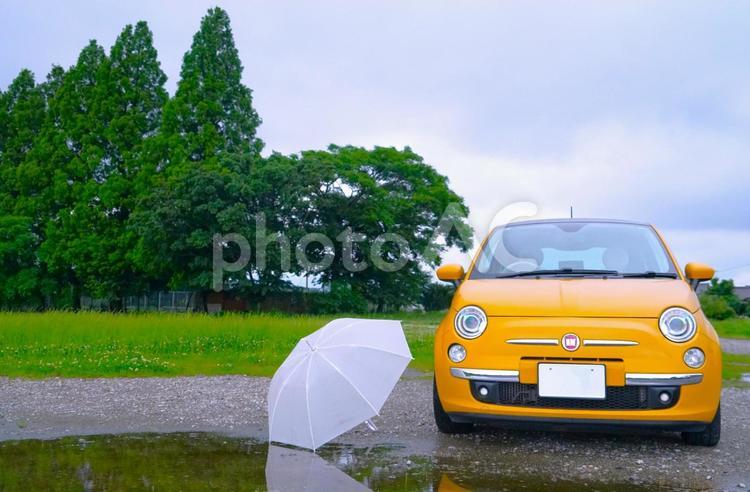 梅雨の日のイタ車＆白い傘 車,梅雨,外車の写真素材