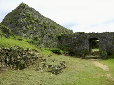 世界遺産中城城裏門と石垣 世界遺産中城城裏門と石垣の写真
