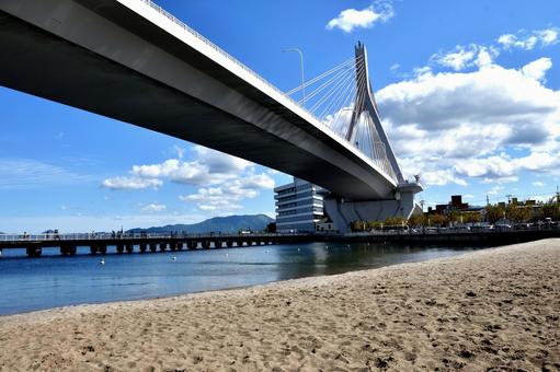 ビーチとベイブリッジ ビーチとベイブリッジ 青森ベイブリッジ,砂浜,海の写真素材