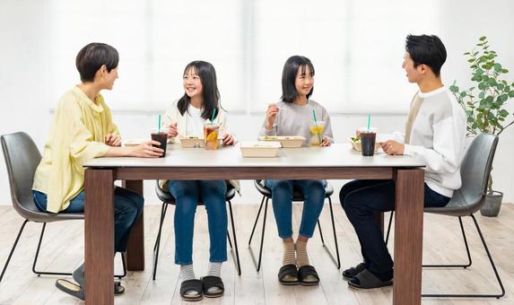 食事をする家族 食事をする家族 配達,フード,弁当箱の写真素材