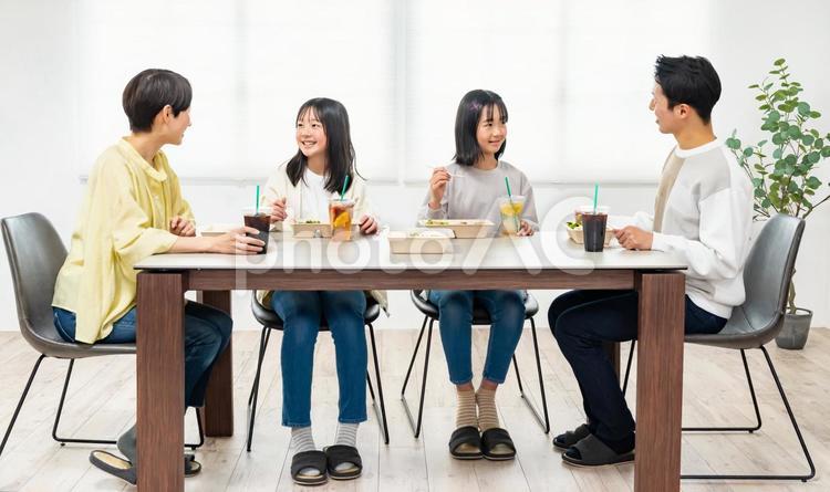 食事をする家族 配達,フード,弁当箱の写真素材