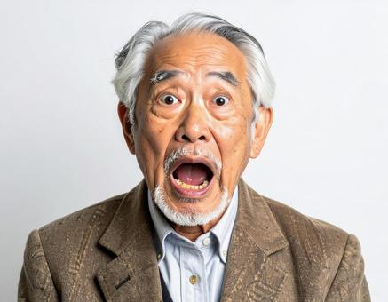 口を開けて驚愕する老人 口を開けて驚愕する老人の写真