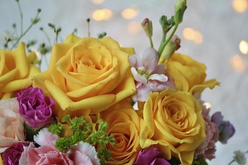 イエローローズとイルミネーション バラ,クリスマス,黄色の写真素材