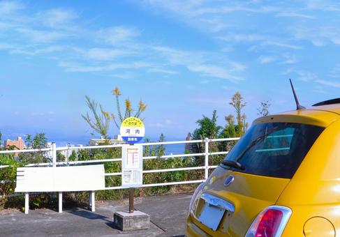 小っちゃなバス停とイタ車のリア バス停,車,イタ車の写真素材