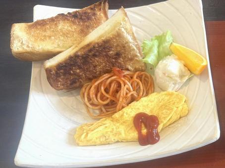 喫茶店でトーストとオムレツセット 喫茶店でトーストとオムレツセット トースト,オムレツ,ナポリタンの写真素材
