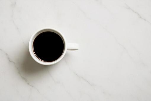 コーヒーと大理石テーブル コーヒーと大理石テーブルの写真