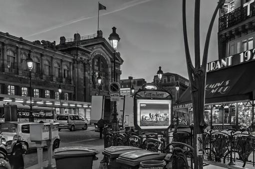 モノクロームで表現されたパリ北駅の風情 パリ,北駅,フランスの写真素材