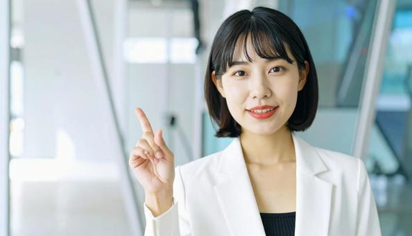 自信のある表情で指さすビジネス女性 自信のある表情で指さすビジネス女性の写真