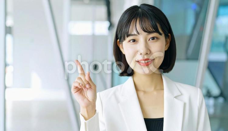 自信のある表情で指さすビジネス女性 指さす,指差し,ビジネスの写真素材